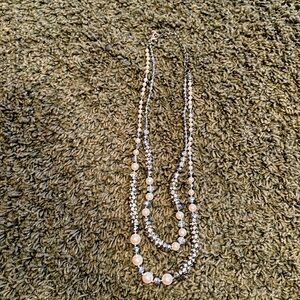 Super pretty necklace with rinestones and pearls